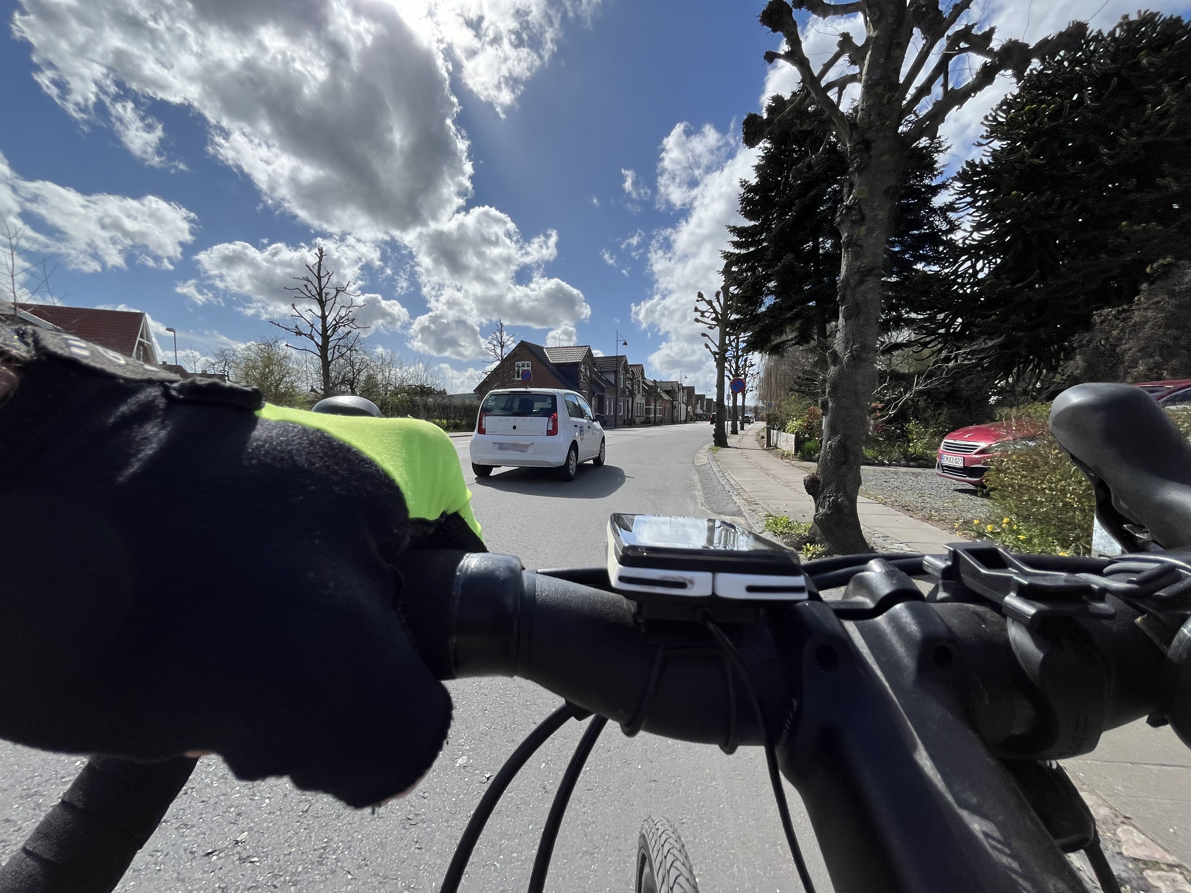 Gammel Banegårdsvej Er blot et eksempel på at bilister med jævne mellemrum parkere på cykelstierne. Især når de som her blot er malet på vejen. I det her tilfælde er bilen så lille og holder så langt mod venstre, at det ikke er et stort problem.